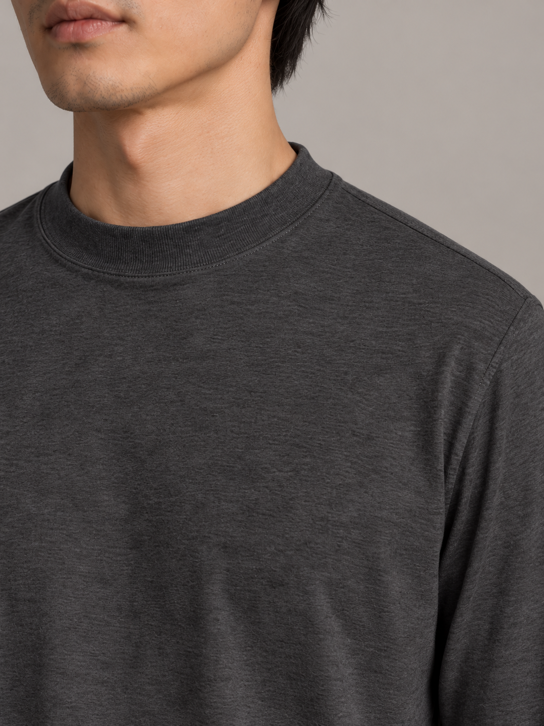 ローモックネック 長袖Tシャツ・チャコールの首元と肩のディテール