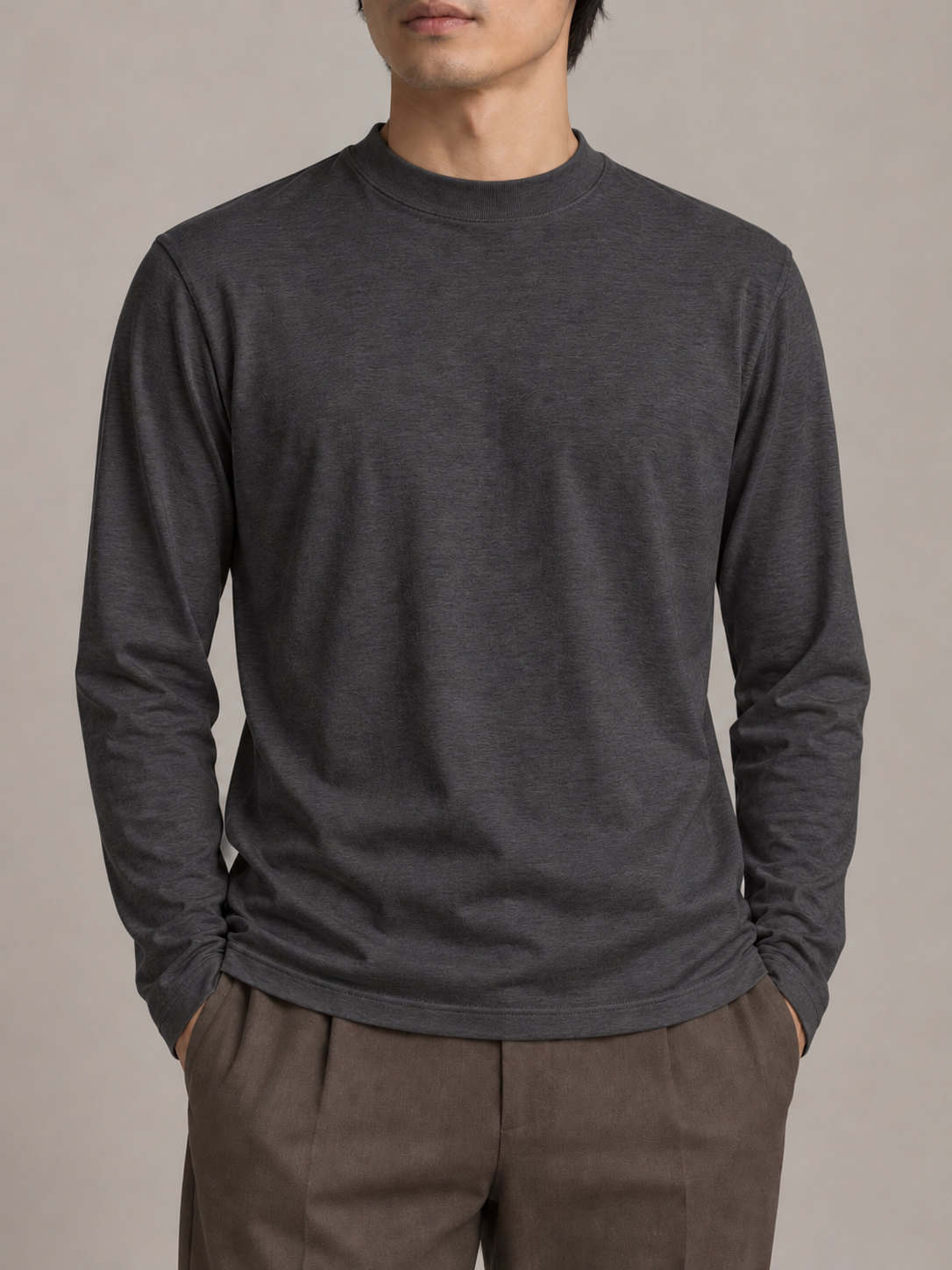 ローモックネック 長袖Tシャツ・チャコールの着用イメージ