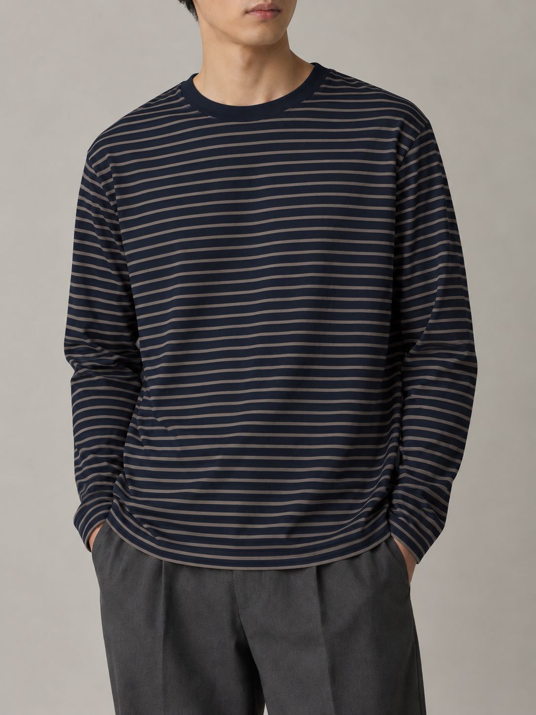 ファインボーダー 長袖Tシャツ・ネイビー×トープの着用イメージ
