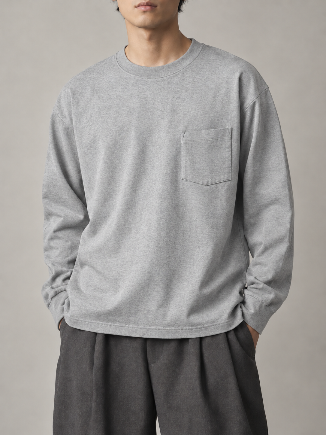 胸ポケット ボックス長袖Tシャツ・ウォームグレーの着用イメージ
