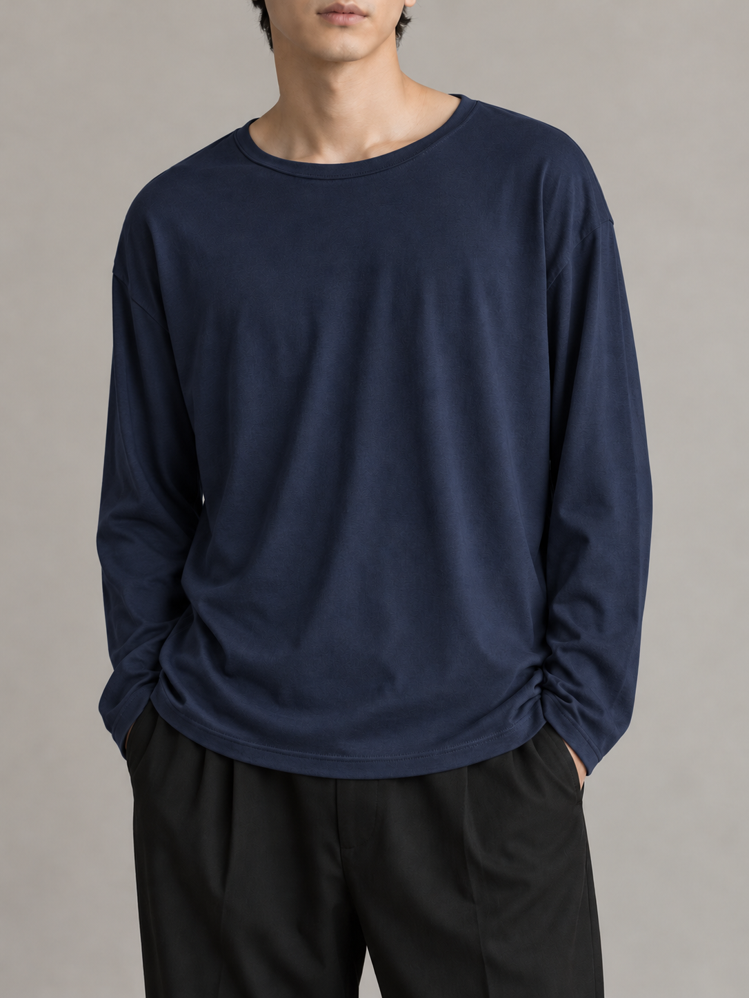 ワイドネック ドレープ長袖Tシャツ・インクネイビーの着用イメージ