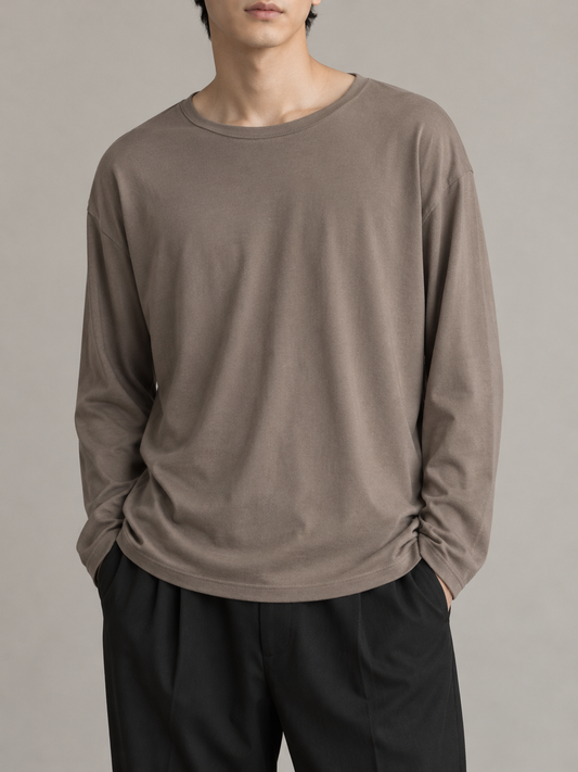 ワイドネック ドレープ長袖Tシャツ・ライトトープの着用イメージ