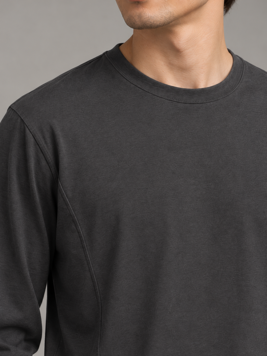 サイドパネル 長袖Tシャツ・チャコールの首元と肩のディテール