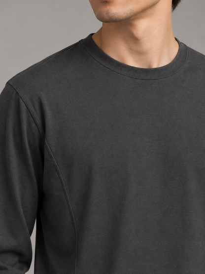 サイドパネル 長袖Tシャツ・チャコールの首元と肩のディテール