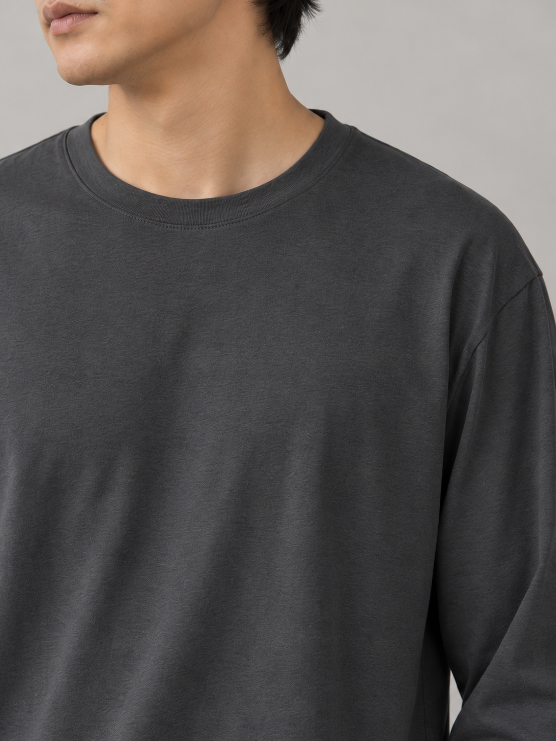 カーブヘム リラックス長袖Tシャツ・スミクロの首元と肩のディテール