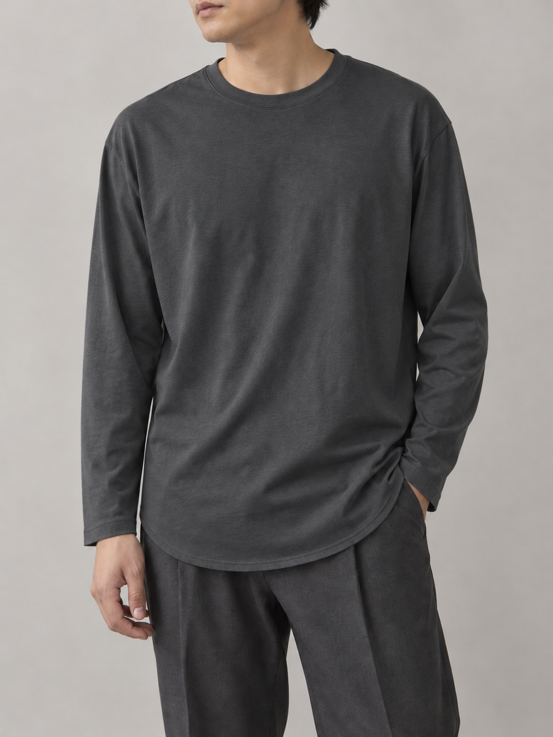 カーブヘム リラックス長袖Tシャツ・スミクロの着用イメージ