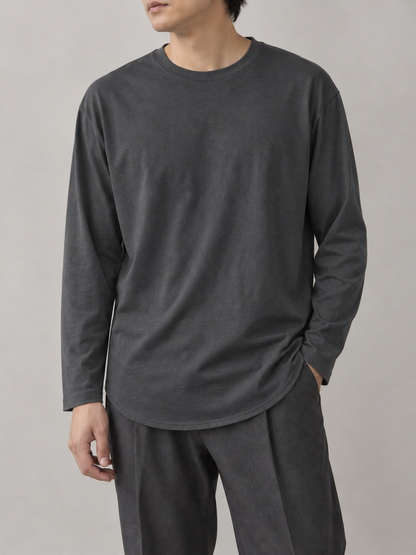 カーブヘム リラックス長袖Tシャツ・スミクロの着用イメージ