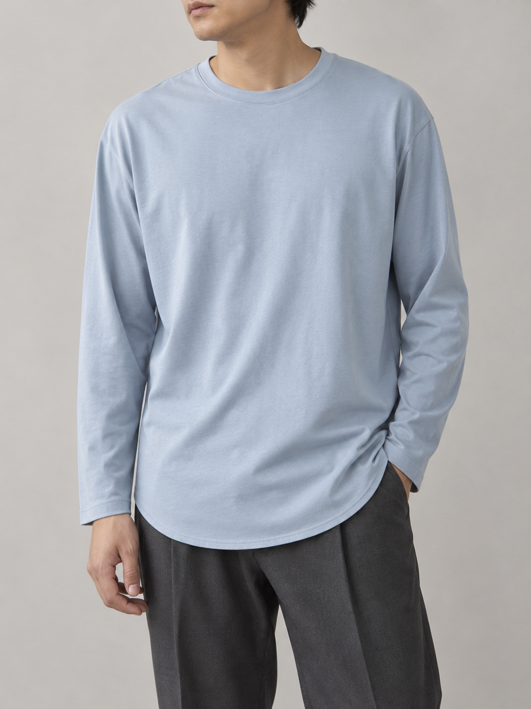 カーブヘム リラックス長袖Tシャツ・クラウドブルーの着用イメージ