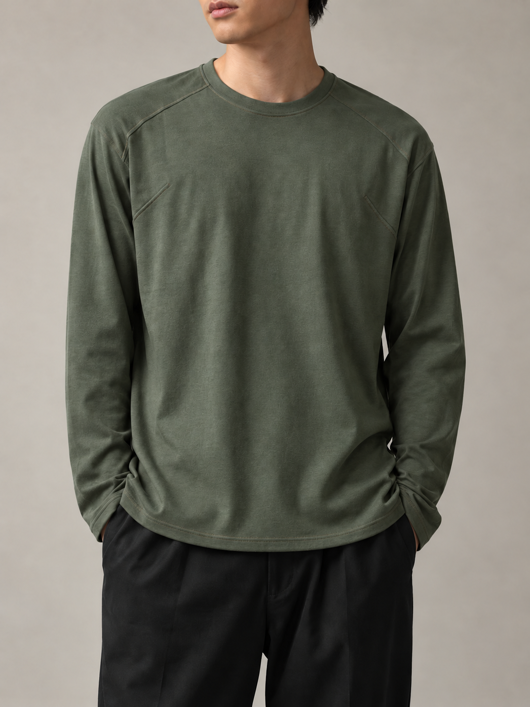 トーナルシーム 長袖Tシャツ・スレートグリーンの着用イメージ