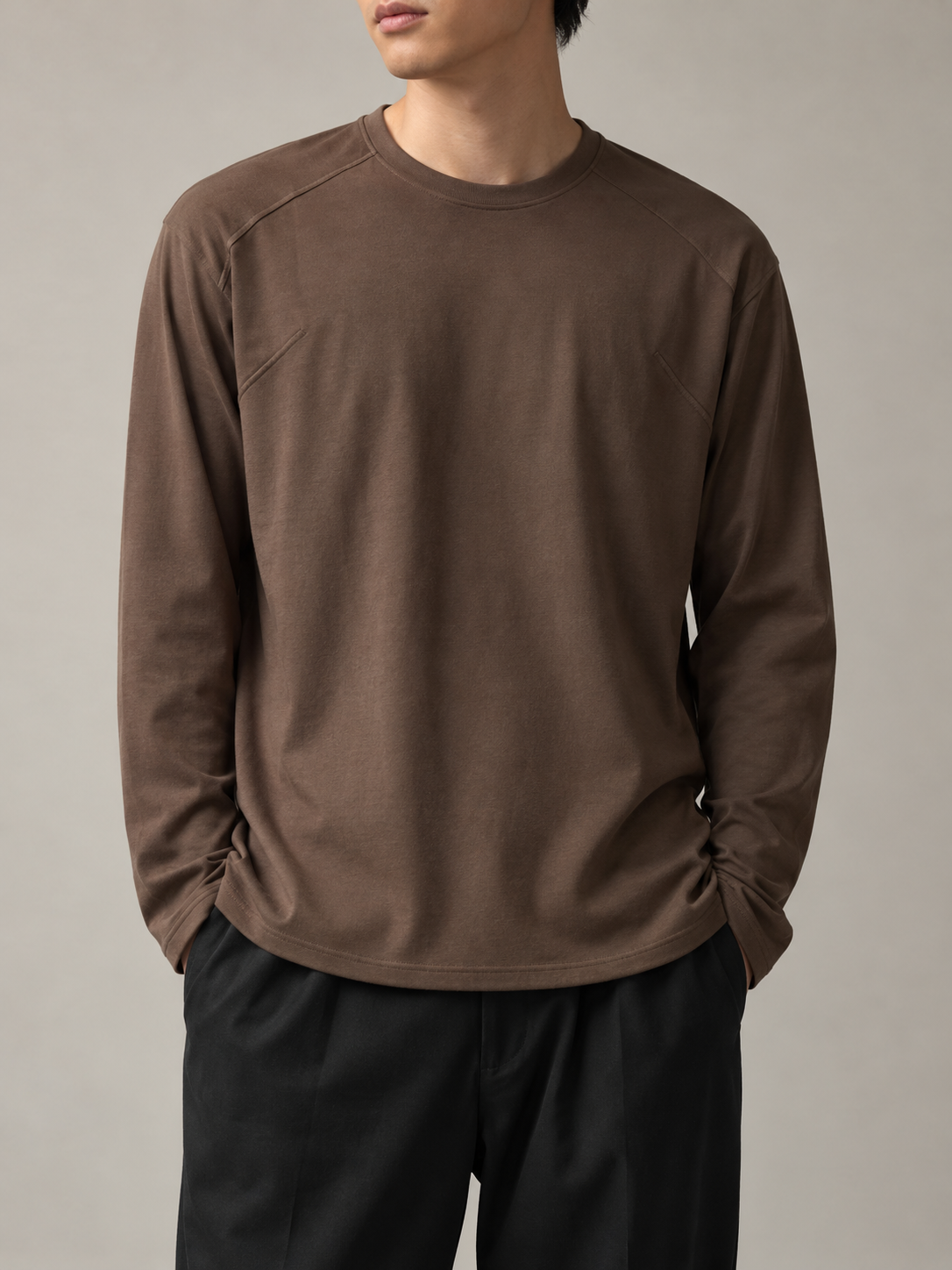 トーナルシーム 長袖Tシャツ・モカブラウンの着用イメージ